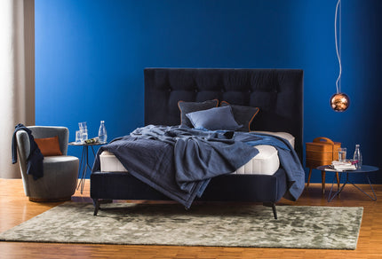 Bett_mit_blauem_Samtbezug
