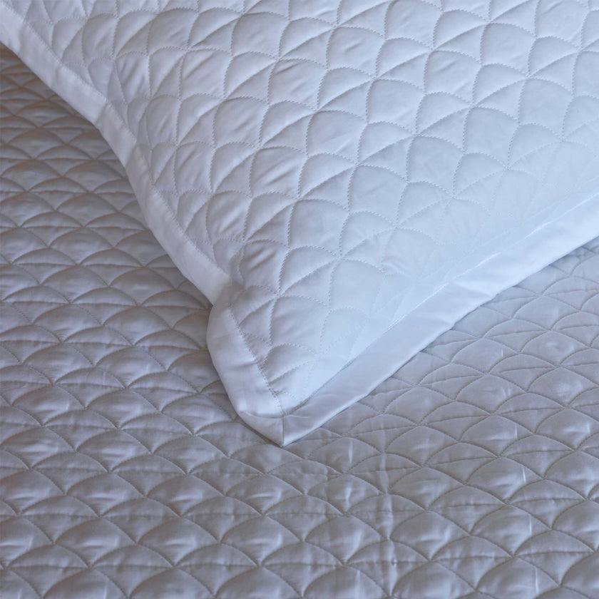 Suave_quilt_white_bed detail